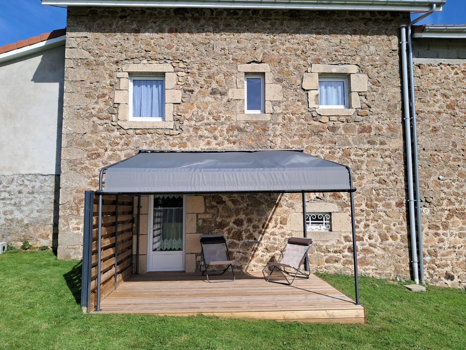 Gîte de Charme pour 6 personnes avec Terrasse et Wifi Country House in Auvergne-Rhône-Alpes