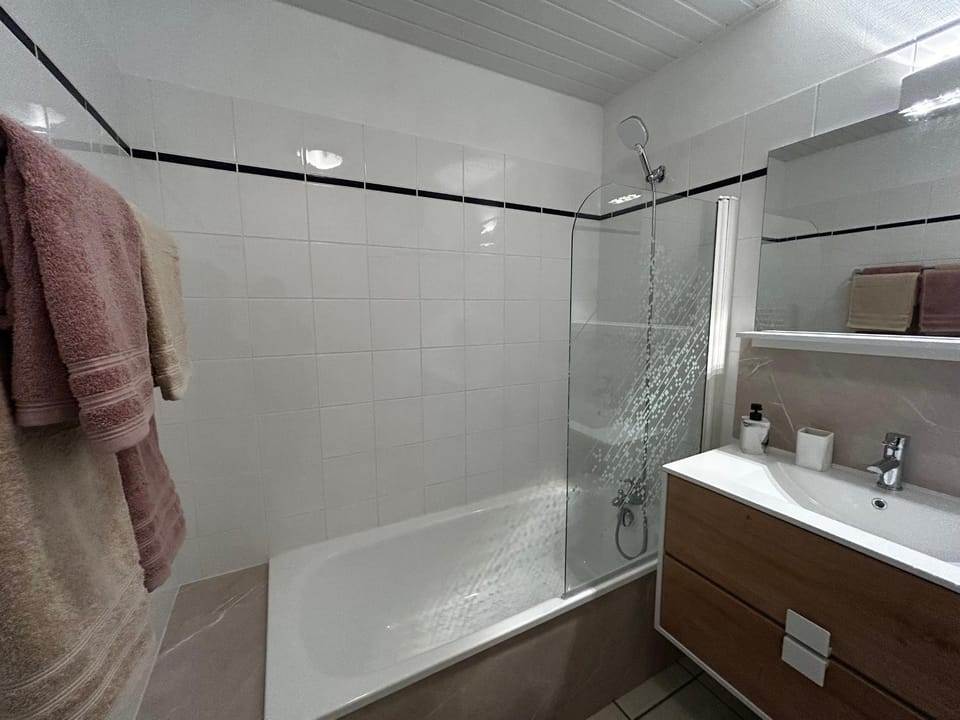 T2 rénové avec WiFi et parking à 200m des Thermes - FR-1-541-169 Apartment in Nouvelle-Aquitaine