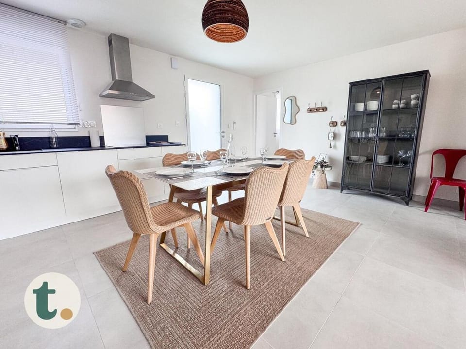 Kitchen or kitchenette, Dining area, stove