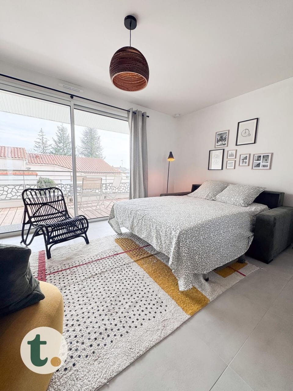 Bed, Living room