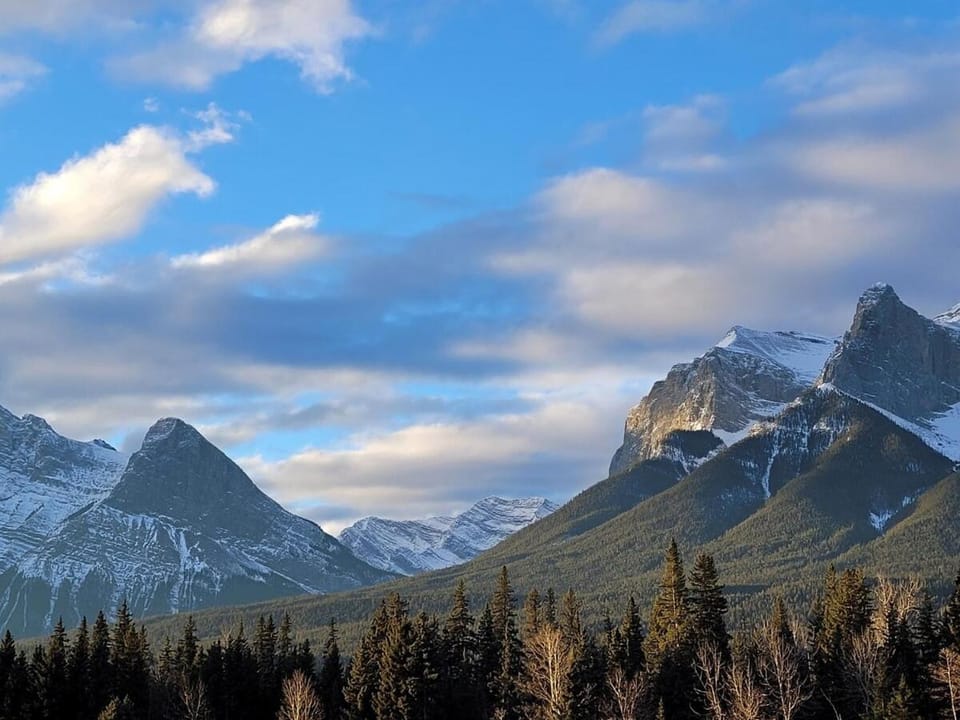 Fantastic Mountain View Near Banff Canmore 2BR House in Canmore