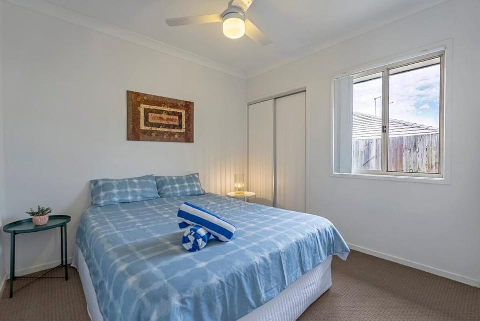 Bed, Photo of the whole room, Bedroom, fireplace