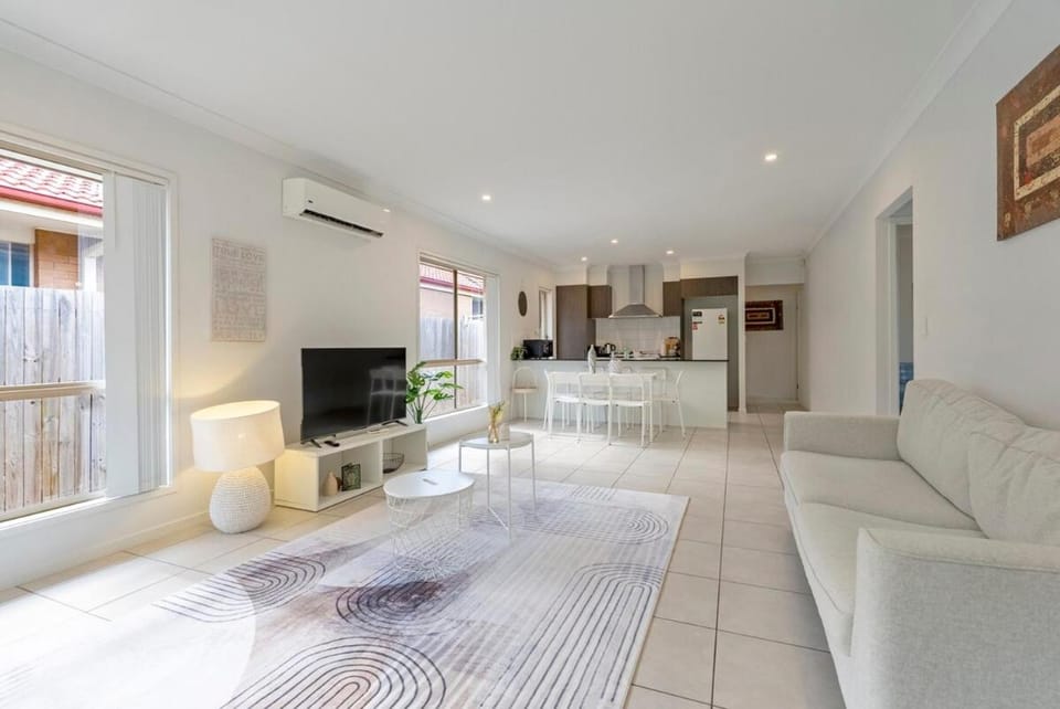 TV and multimedia, Kitchen or kitchenette, Living room, Seating area, Evening entertainment, air conditioner