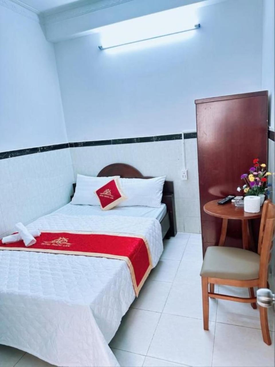 Bed, Photo of the whole room, Seating area, Bedroom