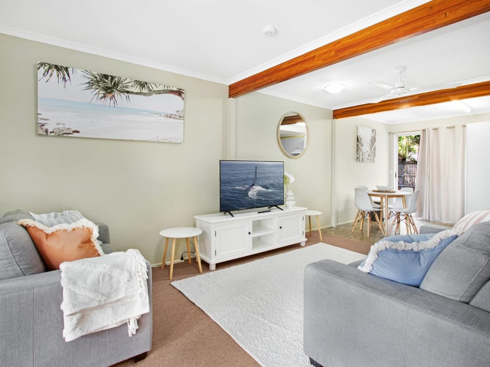 Relaxing Townhouse Steps from Hervey Bay Beach House in Hervey Bay