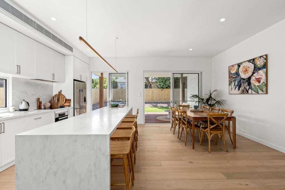Kitchen or kitchenette, Seating area, Dining area