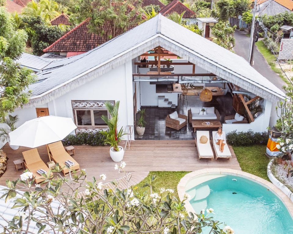 Property building, Day, Garden, Garden view, Pool view, Swimming pool, sunbed