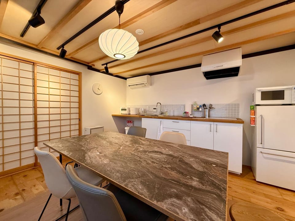 Kitchen or kitchenette, Dining area