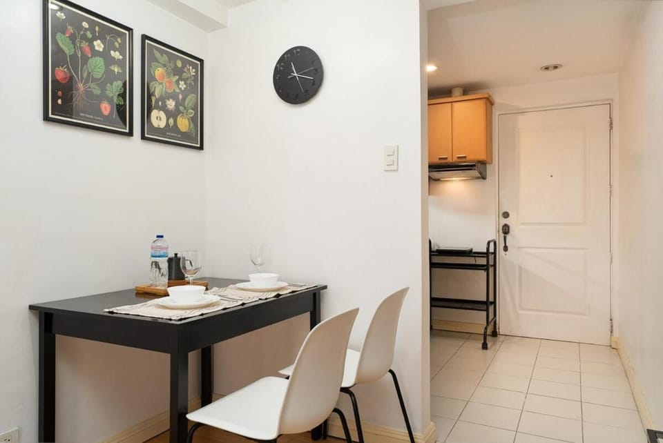 Tranquil Greenbelt Makati Condo - Free Pool Access Apartment in Pasay