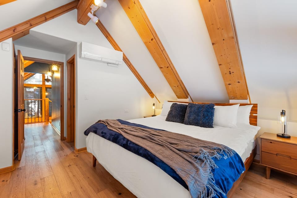 Bedroom, Lake view
