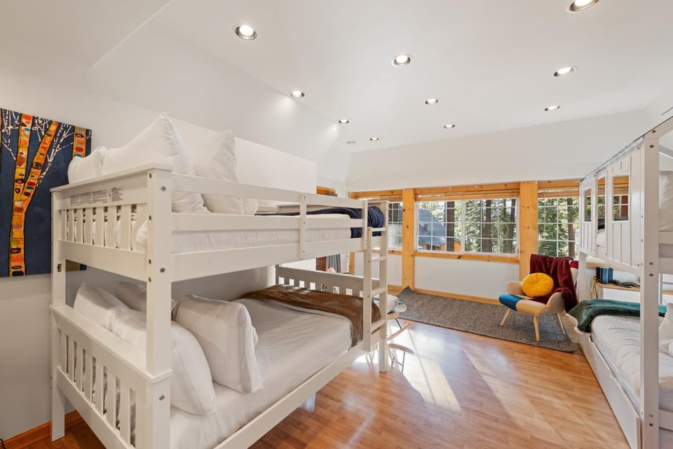 Bedroom, Lake view, bunk bed