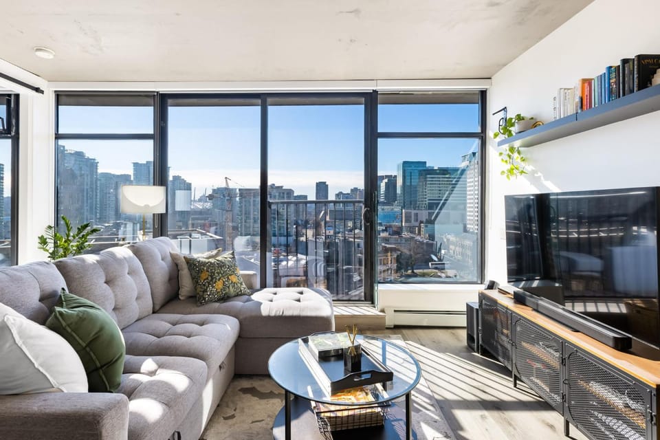 Luxury Central Apartment with City Views Apartment in Vancouver