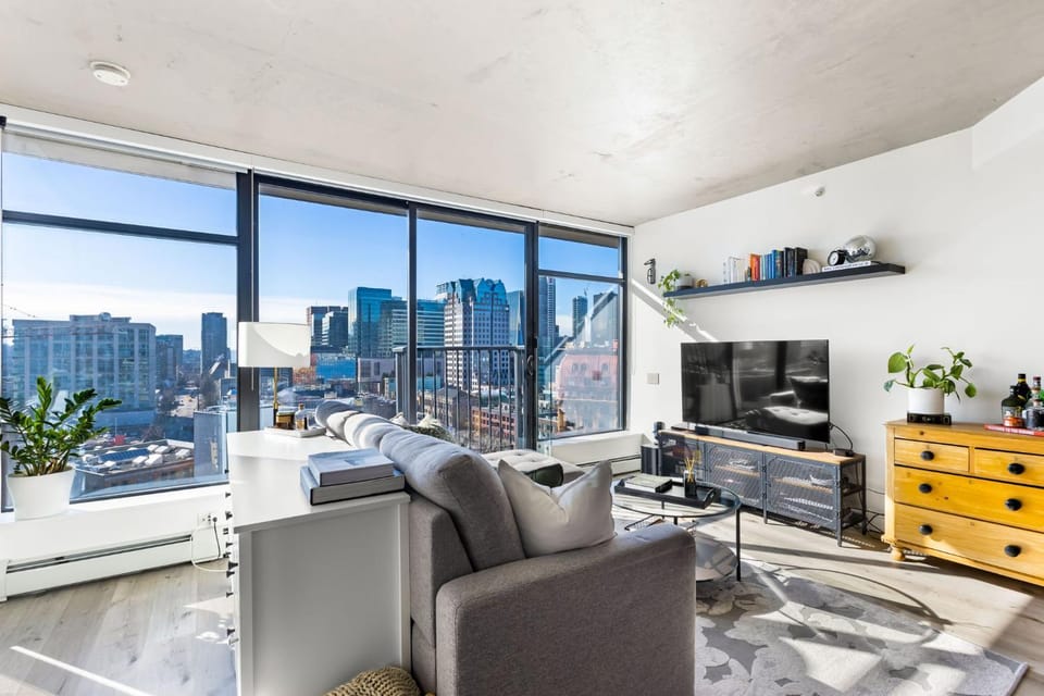 Luxury Central Apartment with City Views Apartment in Vancouver