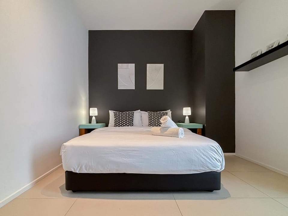 Bed, Photo of the whole room, Bedroom, towels