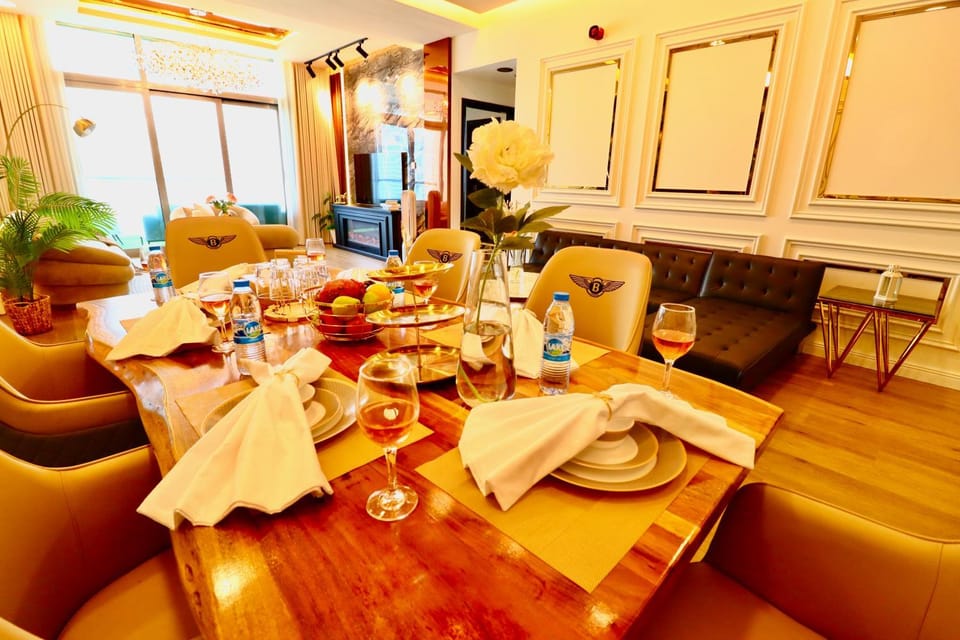 Living room, Dining area