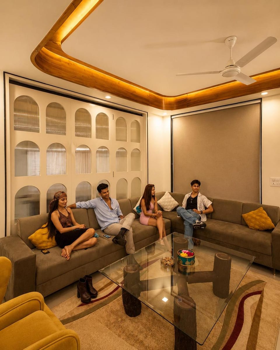 People, TV and multimedia, Living room, Seating area, group of guests, Family