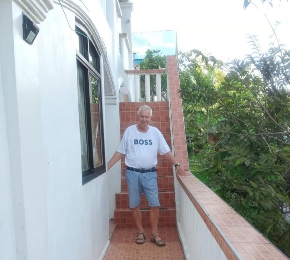 HOLIDAY white house House in Puerto Galera