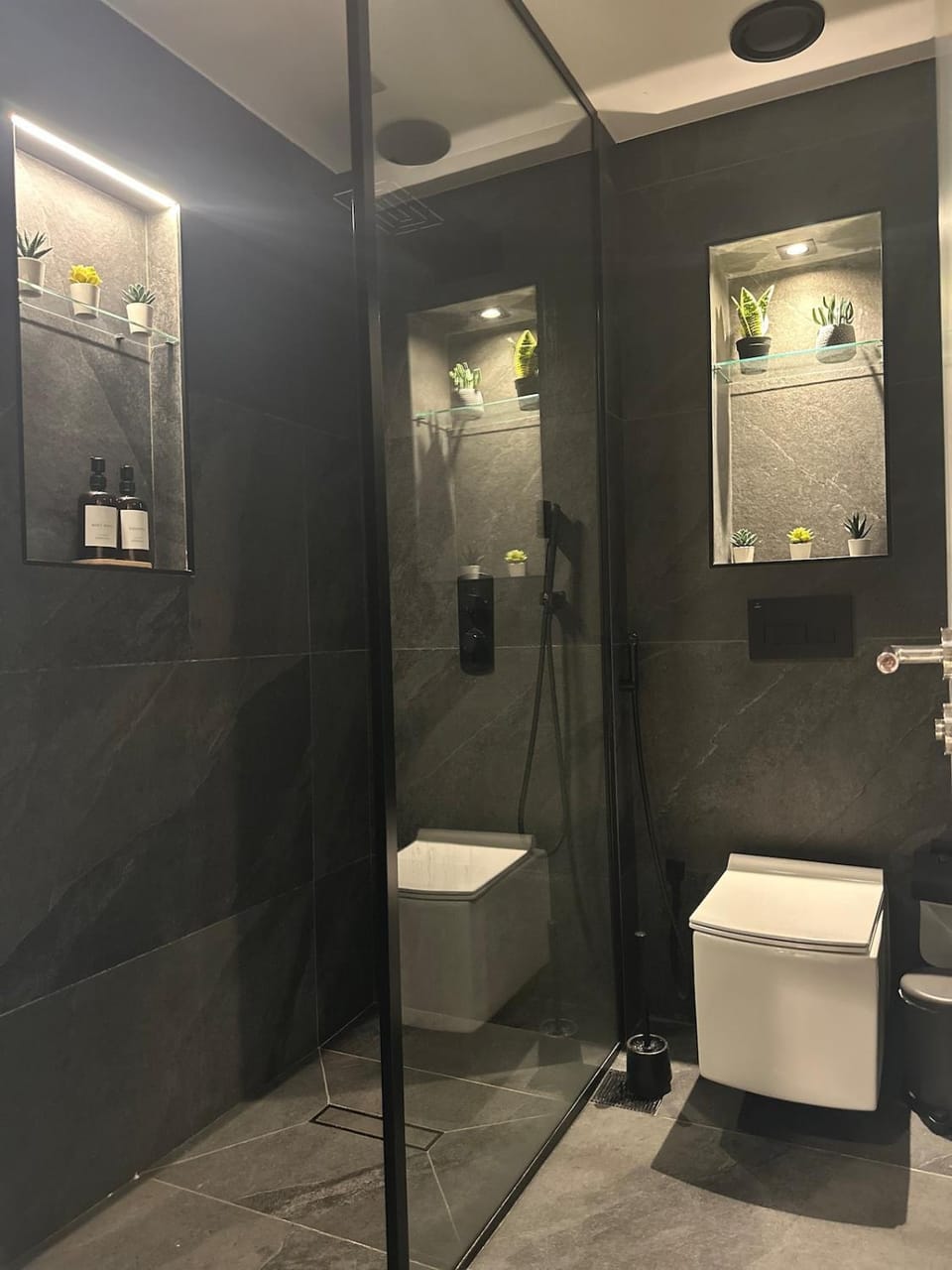 Ultimate 5BR Luxury I 2500 sqf I Burj Inner Circle Apartment in Dubai