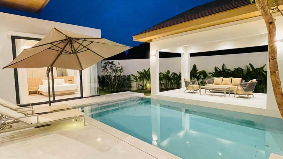 Night, Pool view, Swimming pool, Swimming pool, sunbed