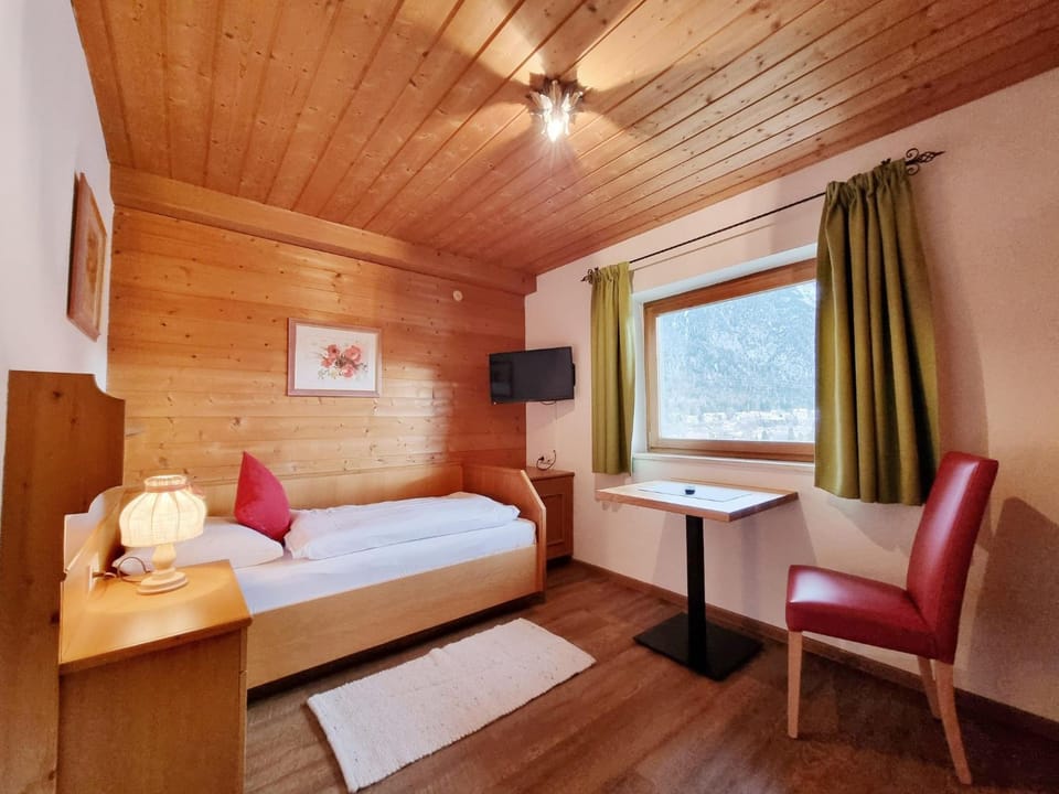 TV and multimedia, Photo of the whole room, Bedroom