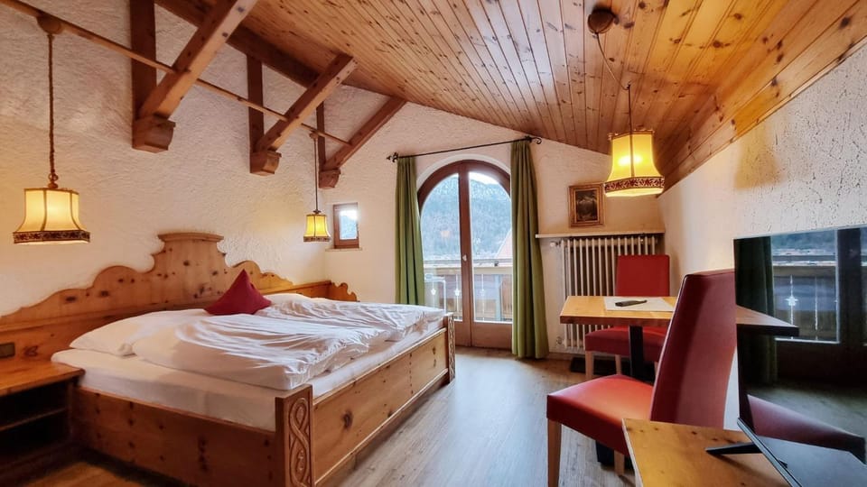 Bed, Photo of the whole room, Seating area, Bedroom