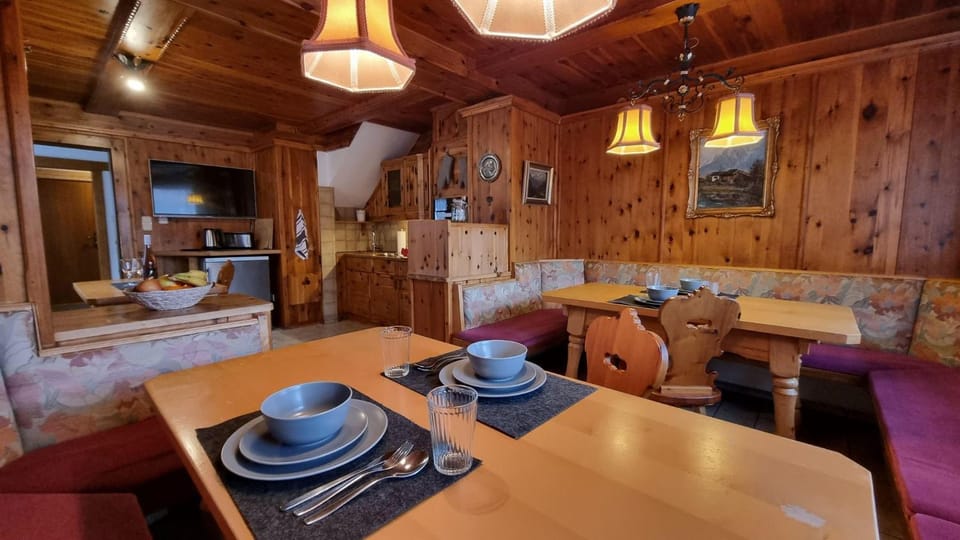 Kitchen or kitchenette, Seating area, Dining area