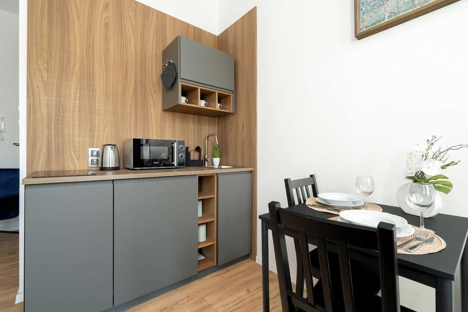 Coffee/tea facilities, Kitchen or kitchenette, oven, stove