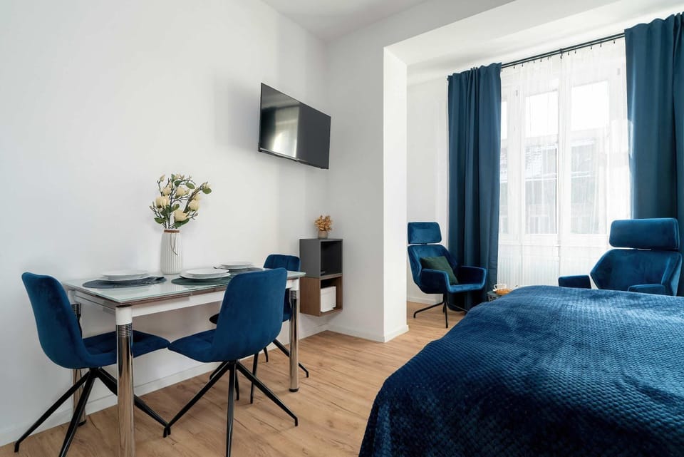 Bed, TV and multimedia, Living room, Photo of the whole room, Seating area, Bedroom