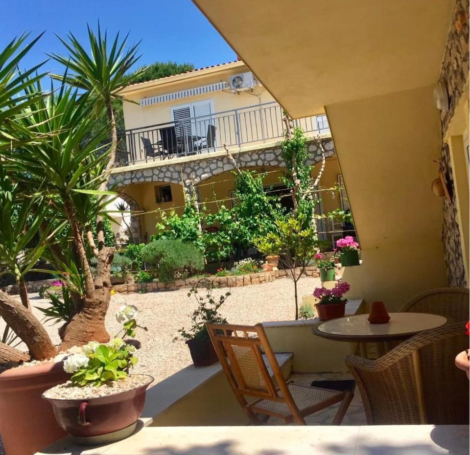 Green Garden A&S Apartment in Novalja