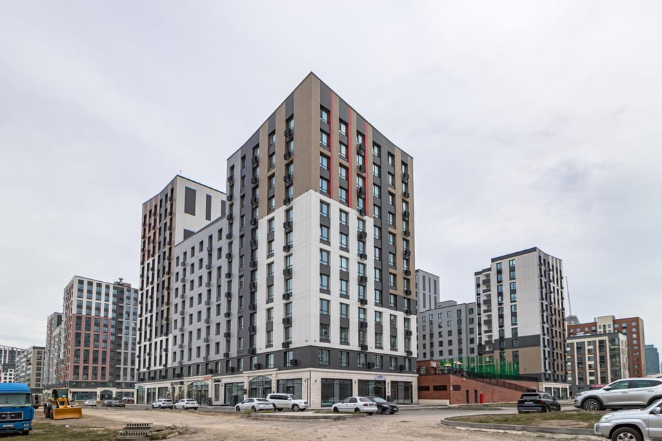 Property building, Day, Neighbourhood, City view, Street view, Location, Parking