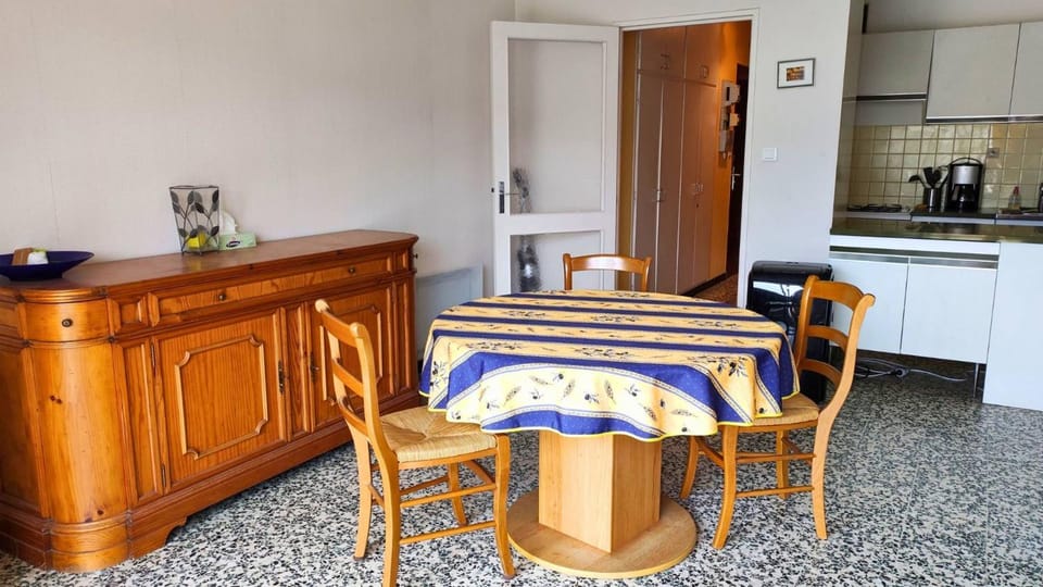 T2- Piscine- Commerces- Plages- Clim Apartment in Le Lavandou