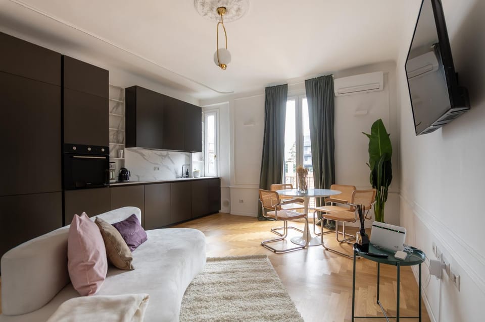 TV and multimedia, Kitchen or kitchenette, Living room, Seating area, Dining area