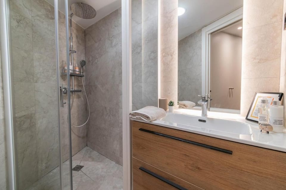 Cultural and Historical Heart - 7min walk Plaza Mayor and PalacioReal - AC Apartment in Centro
