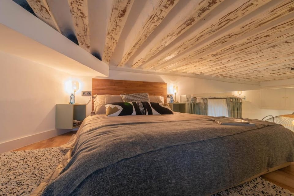 Cultural and Historical Heart - 7min walk Plaza Mayor and PalacioReal - AC Apartment in Centro