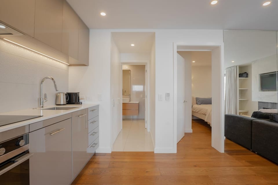 Coffee/tea facilities, Kitchen or kitchenette, oven, stove