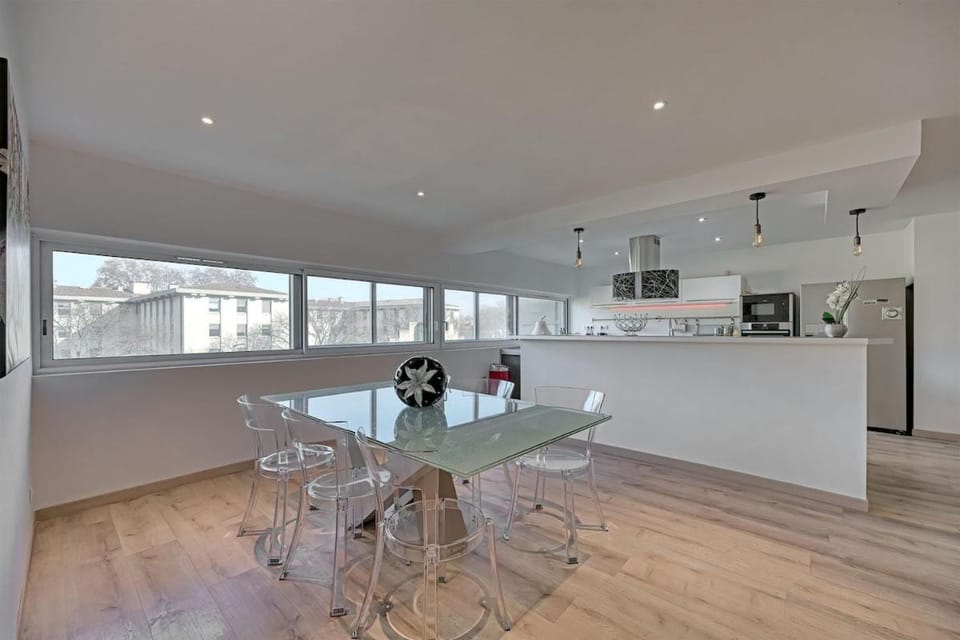 Kitchen or kitchenette, Dining area, City view, stove
