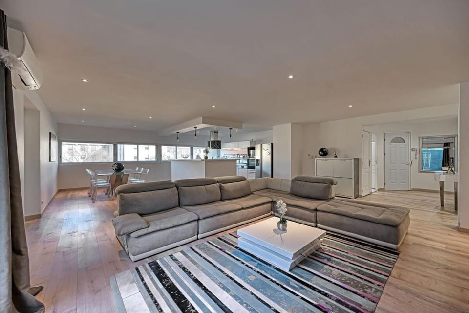 TV and multimedia, Kitchen or kitchenette, Living room, Seating area, Dining area, air conditioner