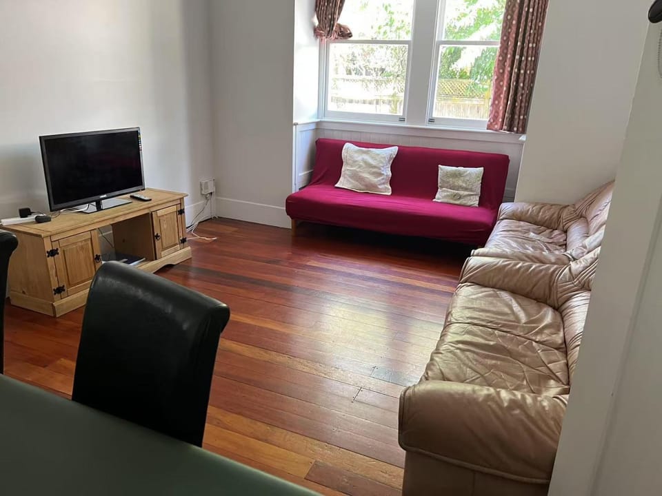 5 Bedroom House A with 13 Beds including 6 Double Beds, 2 Single Beds, and 5 Sofa Beds House in Auckland