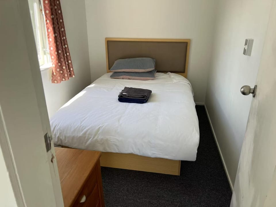 5 Bedroom House A with 13 Beds including 6 Double Beds, 2 Single Beds, and 5 Sofa Beds House in Auckland