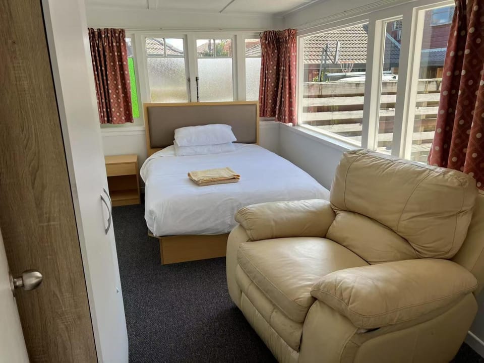 5 Bedroom House A with 13 Beds including 6 Double Beds, 2 Single Beds, and 5 Sofa Beds House in Auckland