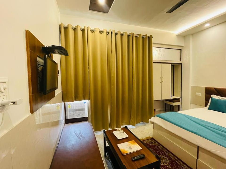 Communal lounge/ TV room, Photo of the whole room, Bedroom, air conditioner