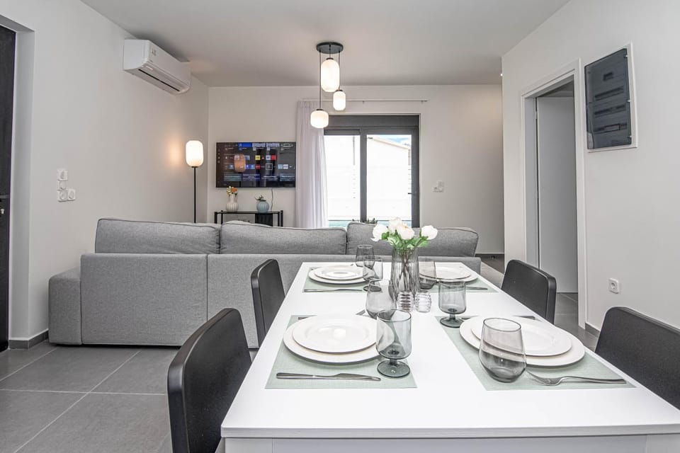 TV and multimedia, Living room, Seating area, Dining area, air conditioner
