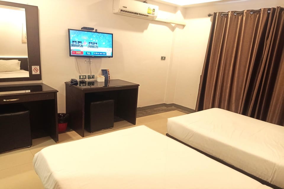 Bed, TV and multimedia, Bedroom