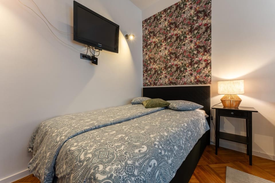 Bed, TV and multimedia, Bedroom
