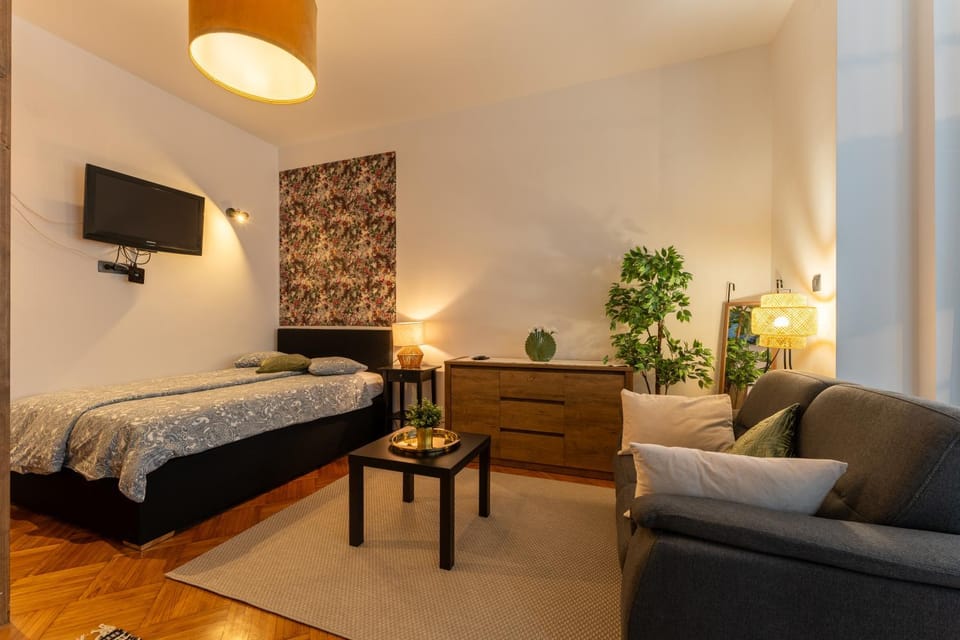 Bed, TV and multimedia, Seating area, Bedroom