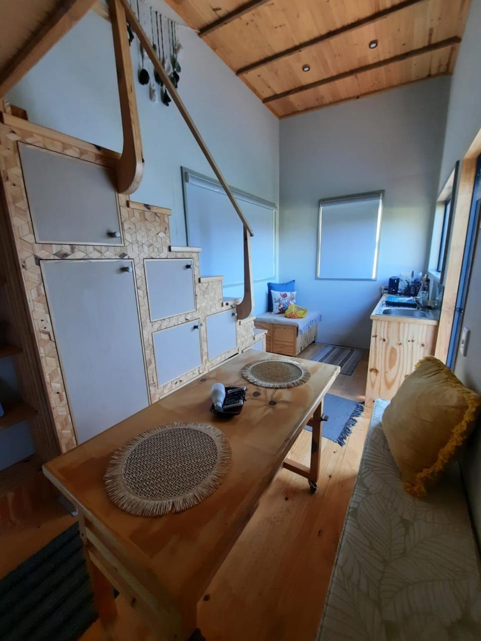 Seating area, Dining area