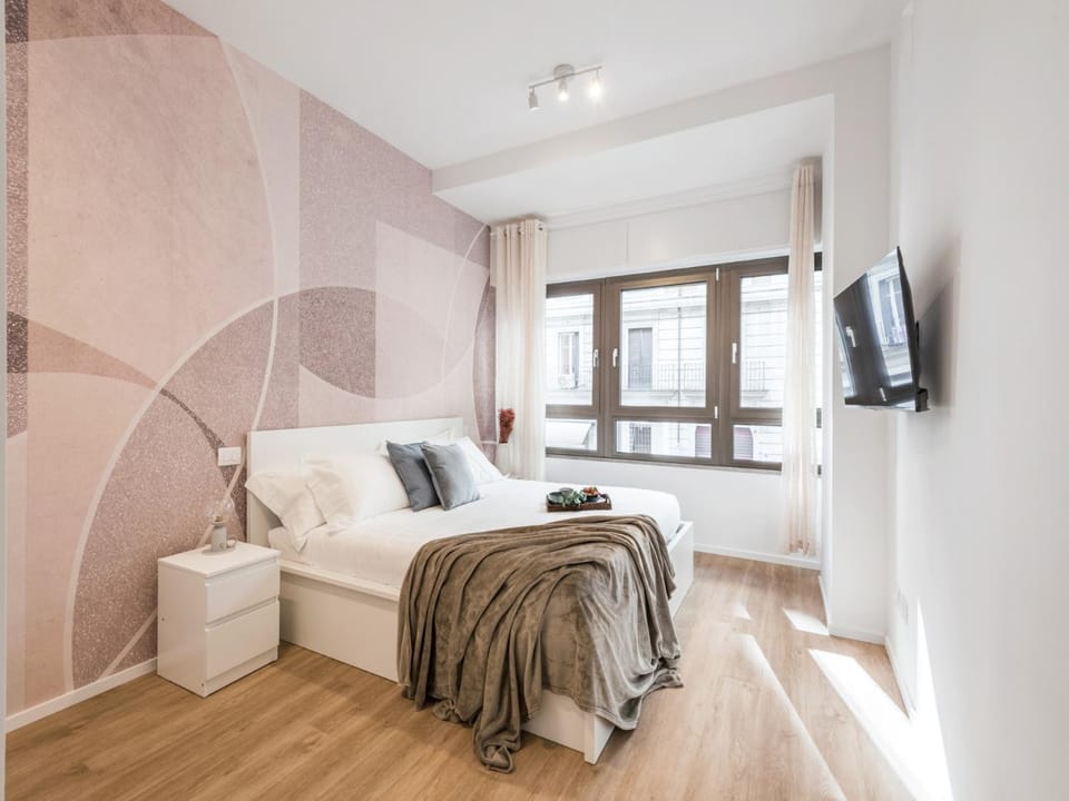 Bed, TV and multimedia, Photo of the whole room, Bedroom