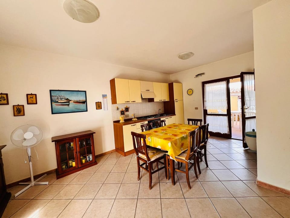 Kitchen or kitchenette, Dining area, oven, stove