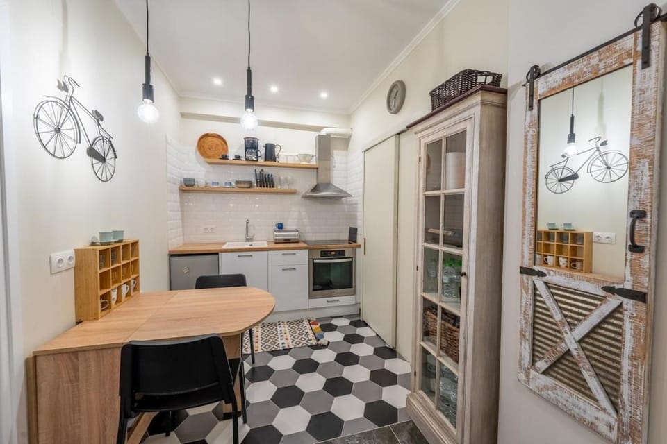 Kitchen or kitchenette, Dining area, oven, stove