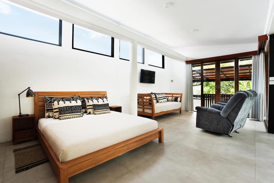 Bed, TV and multimedia, Photo of the whole room, Seating area, Bedroom